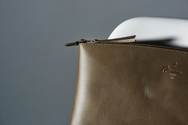 Close look at the OLIVGRUN Laptop Pouch by Moreca