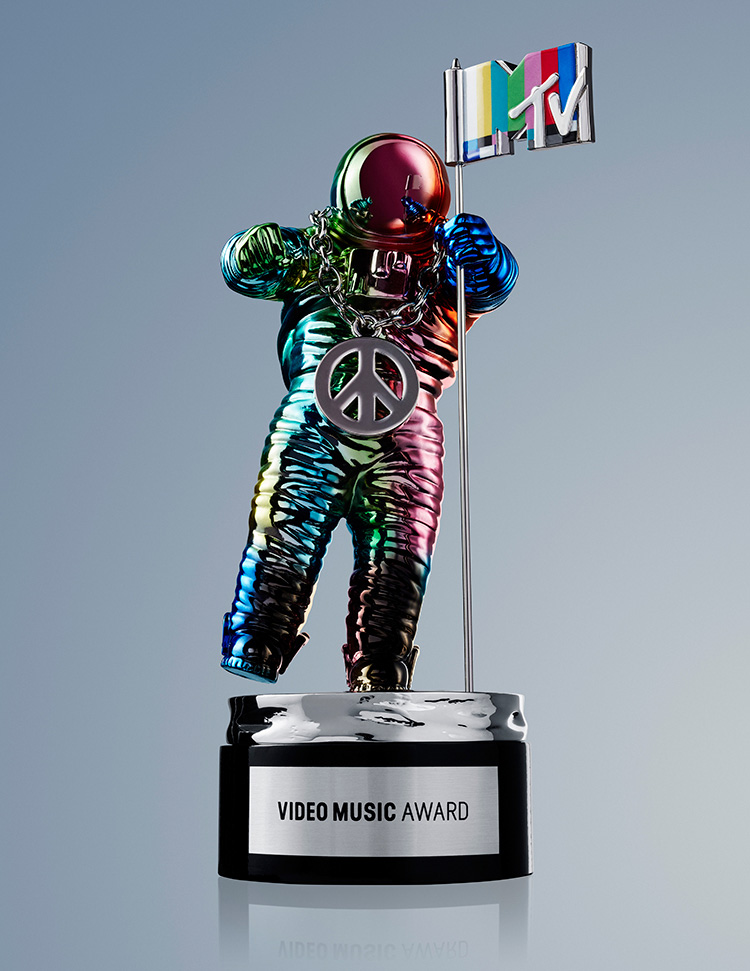 Jeremy Scott Redesigns MTV Moonman for 2015 VMAs